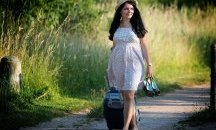 Стилът на лятото – как да носим рокля и сандали като истинска звезда