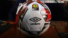 Официалната футболна топка за мача на  Африканската купа на нациите (AFCON) изложена  по време на пресконференция на Международния стадион  в Кайро, Еипет.
