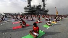 Персоналът на Индийския флот участва в йога сесия, за да отбележи петия Международен ден на йога, в Мумбай, Индия.