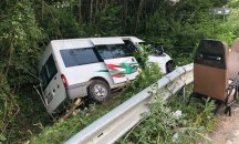 Двама души остават в болницата в Ловеч след катастрофата между бус и кола