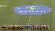 Играчите на Колумбия и Парагвай преди мача на Копа Америка 2019 на стадион Арена Фонте Нова в Салвадор, Бразилия.
