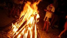 Хора се събират и палят огньове на плажа, за да отпразнуват фестивалът на Сан Хуан в Ла Коруня, Испания.