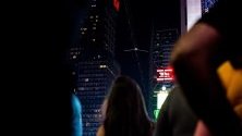 Хора наблюдават как Ник Валенда пресича Таймс Скуеър на възел в Ню Йорк, САЩ. Летящите Wallendas станаха първите, които прекосиха Таймс Скуеър в Ню Йорк по опънато въже  25 етажа над градските улици.