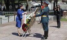 Караянчева положи венец пред Незнайния воин в Александровската градина
