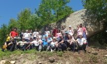 Доброволци почистиха екопътеката до марков камък в Еленския балкан