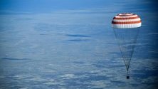 В Казахстан се приземи спускаемият апарат на пилотирания космически кораб Союз МС-11 с руснака Олег Кононенко, канадеца Давид Сен-Жак и американката Ан Макклейн, които прекараха седем месеца на борда на Международната космическа станция (МКС).