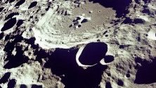 Разпечатка предоставена от НАСА, показва Кратер 308 на луната, гледан от орбита на 20 юли 1969 г. Годината 2019 бележи 50-та годишнина от първото кацане на луната, събитие, което се разглежда като връх в космическата програма на САЩ от 60-те години.