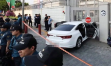 Кола с 28 бутилки газ се вряза в американското посолство в Сеул