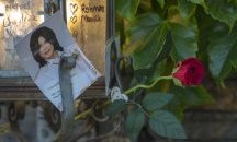 Фенове на Майкъл Джексън пяха "Heal the world" за 10-годишнината от смъртта му