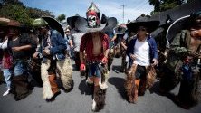 Хора участват в  честване на Jatun Puncha в Котакачи, малък местен град в северните Анди, Еквадор.