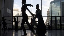 Танцьори  по време на репетиция за новото си шоу "Мисля, че съм", в Йоханесбург, Южна Африка.