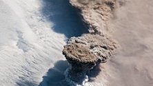 Разпечатка, предоставена от НАСА, показва облак от пепел и дим, изхвърлен от вулканът Райкоке на Курилските острови в Охотско море.