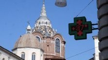 Термометър отбелязва 37 градуса в центъра на Торино, Италия.