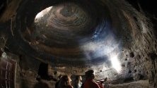 Посетители разглеждат  пещерата Risco Caido, остров Гран Канария, Канарските острови, Испания.