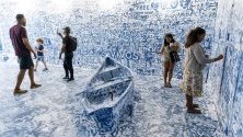 Хора посещават интерактивната инсталация Add Color (Refugee Boat) на художника Йоко Оно, съставена от празна стая с лодка, където посетителите могат да рисуват изображения по  стените, Ню Йорк, САЩ.