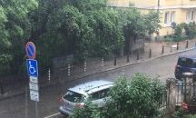 Проливен дъжд и градушка се изсипват над столицата