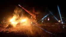 Изстреляни пламъци  във въздуха на  сцената на четвъртия ден от фестивалът Гластънбъри, Великобритания.