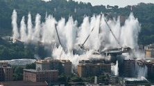 Взривеният мост Моранди в Генуа, Италия.