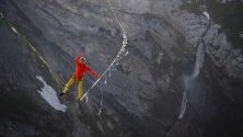 Лукас Ирмлер, който обича да ходи по въже, балансира на 200 метра височина по дългото 800 метра въже над Segnesboden, във Флимс, Швейцария.