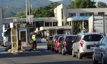 Около километър е опашката от чакащи автомобили на "Кулата", на "Маказа" и "Илинден" трафикът е обичаен