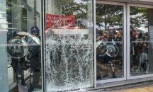 Ескалация в Хонконг: Протестиращи разбиват сградата на Законодателния съвет и нахлуват с насилие