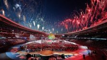 Фойерверки осветяват небето над стадион &quot;Динамо&quot; по време на церемонията по закриването на 2-ри Европейски игри в Минск, Беларус. Беларус проведе 2-ри Европейски игри от 21 до 30 юни 2019 г.