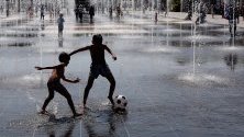 Децата играят във фонтан в Ница,  Франция.