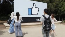 Привърженици  на Facebook  пред негов знак в централата му в Калифорния, САЩ.