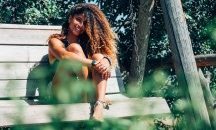 Стилистите на VOGUE съветват как да се грижим за къдриците през лятото