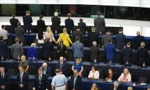 Eвродепутати от Партията на Brexit се обърнаха с гръб, когато прозвуча химнът на ЕС
