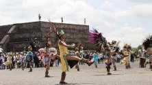 Танцьори от праиспанска култура участват в осветлението на Новият огън в Теотиуакан, Мексико.