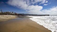 Стената, която ограничава границата между САЩ и Мексико. Тя е най-често преминаваната граница в света. 350 милиона души пресичат границата легално от едната в другата страна всяка година.