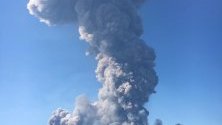 Пепел се издига в небето след изригване на вулкан на остров Стромболи, Италия.