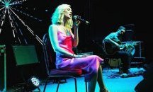 Иран забрани на Джос Стоун да изнесе концерт, депортираха я 