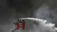 Пожарникари се опитват да потушат пожар в азиатският  търговски център Dong Xuan Center в Берлин, Германия.