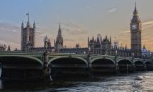 Кораб се блъсна в Уестминстърския мост в Лондон