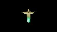 Статуята Христос Изкупителят е осветена с цветовете на бразилския флаг след финалния мач на Копа Америка 2019 между Бразилия и Перу в Рио де Жанейро, Бразилия. Бразилия спечели турнира по футбол на Копа Америка, след като победи Перу на стадион Маракана.
