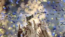 Футболисти на САЩ празнуват с трофея си по време на церемонията по финалната среща на ФИФА за Световната купа 2019 между САЩ и Холандия в Лион, Франция. 