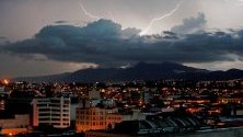 Гледка на гръмотевична буря в южната част на град Гватемала. 