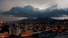 Гледка на гръмотевична буря в южната част на град Гватемала.
