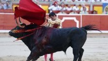 Испанският тореадор Емилио де Хуста по време на борбата с биковете на Памплона в Памплона, Навара, Испания. 