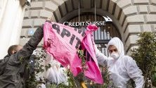 Група активисти от организацията Колективна справедливост за климата, блокират влизането в швейцарската банка Credit Suisse на Paradeplatz в Цюрих, Швейцария. Активистите демонстрират против търговията с изкопаеми горива.