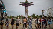 Унгарци чакат за концерта на британската банда Rudimental по време на музикалния фестивал Balaton Sound на езерото Балатон в Замарди, Унгария.