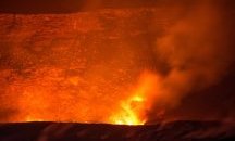 Акробат стана първият човек, преминал по въже над активен вулкан