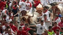 Преследване на бикове по време на третия Еncierro, или бягане с бикове, на празниците Sanfermines в Памплона, Испания.Преследване на бикове по време на третия Еncierro,  по време на празниците Sanfermines в Памплона, Испания. 