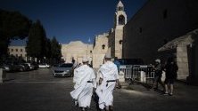 Християнски свещеници на площад Майнджър до църквата Рождество Христово в град Витлеем. Църквата е вписана в списъка на световното културно наследство на ЮНЕСКО през 2012 г. и е поставена в неговия застрашен списък, поради лошото си състояние.