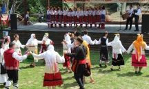Ути Бъчваров и Шкумбата - гости на празника на народния обичай и автентичната носия край Рибарица