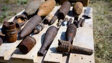 Стари боеприпаси от Втората световна война изложени в завод в Любтен, Германия.  Боеприпасите са открити на бивш военен полигон, където миналата седмица избухна пожар.