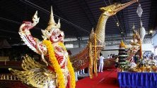 Кралски шлепове се излагат по време на церемонията преди Кралската процесия на кралските баржи в Банкок, Тайланд. 