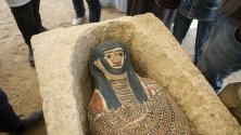 Археолози показват саркофаг, открит по време на археологически  разкопки в некропола Дахшур, на около 40 километра южно от Кайро, Египет.